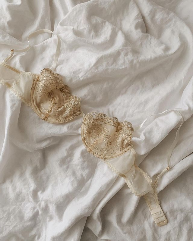 hiitfairy's tweet photo. have a date with yourself. take a long bath, wear that perfume you adore, light up some candles, do your makeup, brush your hair, eat something you're craving. enjoy yourself: your body, your feelings, your ideas. enjoy being with you ! 🪄🕯️☕🤍 https://t.co/29l4beWsZt
