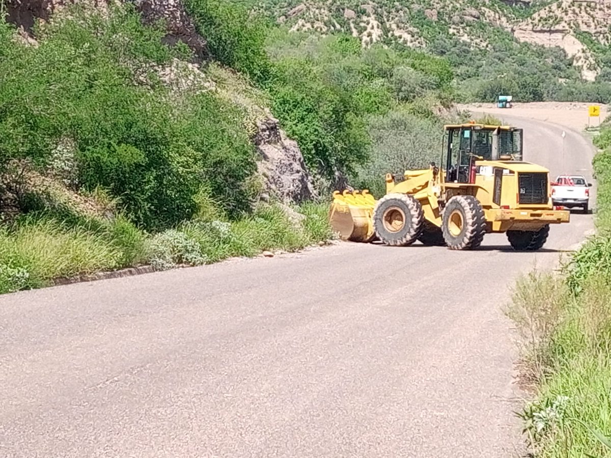 La Residencia de Magdalena con apoyo de la Mina Llamarada S.A. de C.V. y el Ayuntamiento de Arizpe trabajan en el retiro de derrumbes en el camino Mazocahui – Arizpe – Cananea por seguridad de los usuarios que circulan por esta importante vía de comunicación.