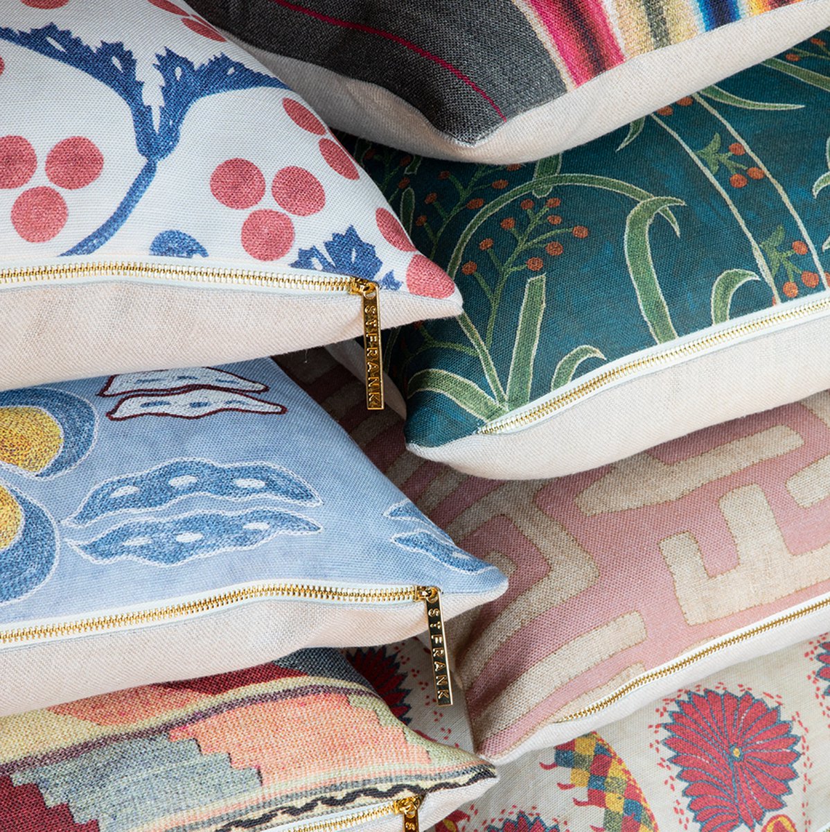 Pillow Pairing

How to style it: Pillow bundles for your sofa or bed!

Shop now: bit.ly/3l5OeUl