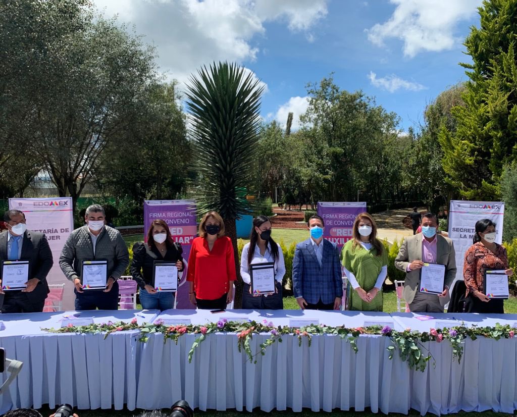 Mariano_Camacho's tweet photo. En representación de nuestro Gobernador @alfredodelmazo acompañe a mi amiga @misabelish en el Foro Regional con perspectiva de género y la firma del Convenio de Colaboración #RedAuxiliar con municipios de la región. #SanAntonioLaIsla  
#RegiónXV https://t.co/ddFUvCkOpC