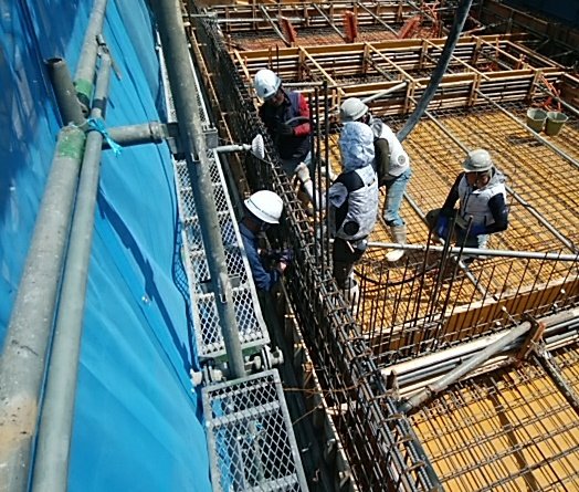 تويتر 工房 建築事業部 على تويتر 都内某所アポロ設計様案件です コンクリート打設工事です バイブで振動を与えてコンクリを流し 型枠を叩いて気泡を上げます コンクリート打設 バイブ 振動 叩き ポンプ車 生コン車 ミキサー車 T Co Zllyuqnn5a
