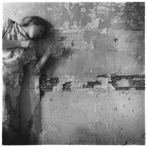 "Entre la memoria y la realidad hay discrepancias incómodas". 
Eileen Chang
📷Francesca Woodman