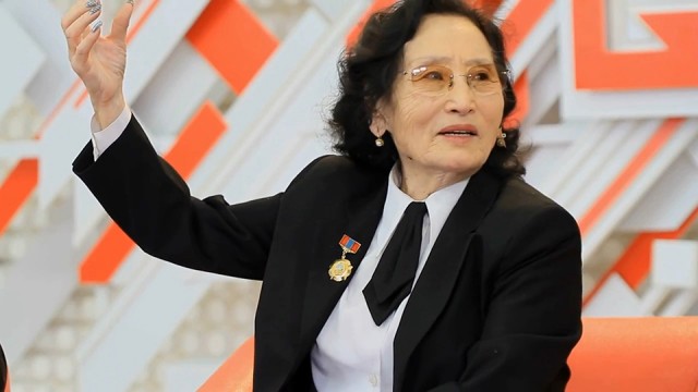 "Хүнээс сайхан сэтгэгдэл авах гэж амьдрах юм бол хүн амьдралдаа алиа салбадай болно." Д.Амбасэлмаа