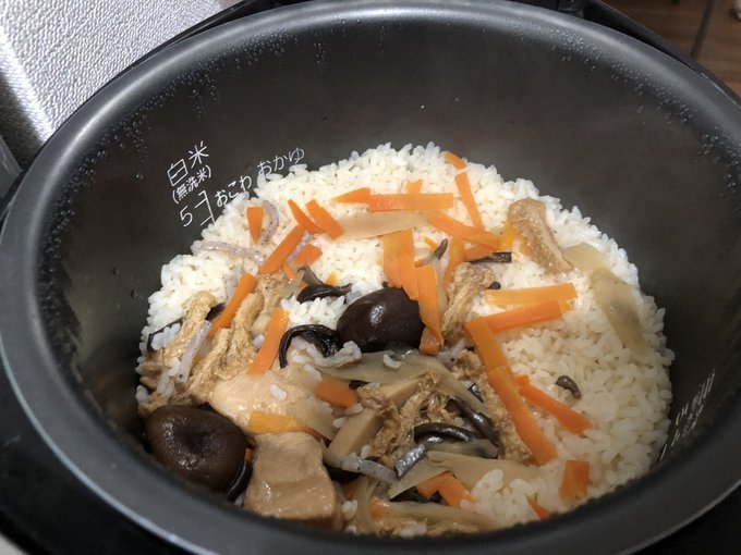 昼から優勝する為に炊き込みご飯ともつ煮込みを作ってるのだ(^O^) 