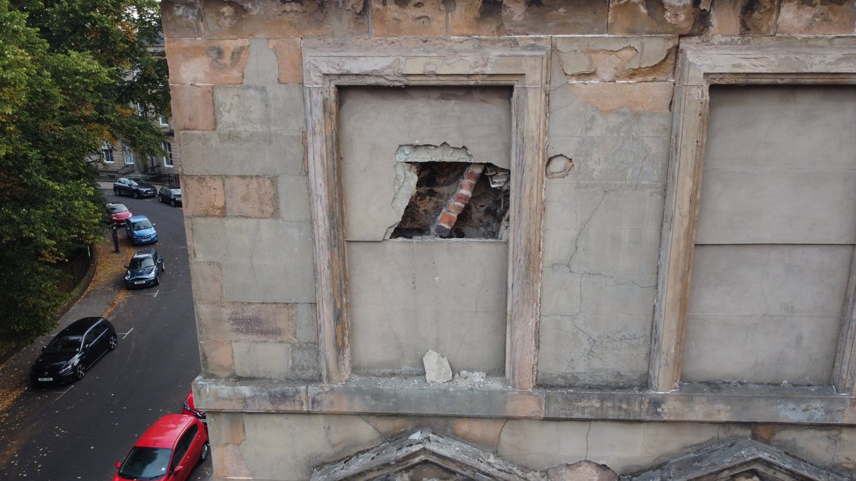 hisurv's tweet photo. Brilliant image from a survey last week showing how blanked off windows were used to mask flues while keeping the proportions of the building.

These windows are often mistakenly believed to be an example of a removed window due to the window tax, though this is not the case. https://t.co/Zeasiz7JuF