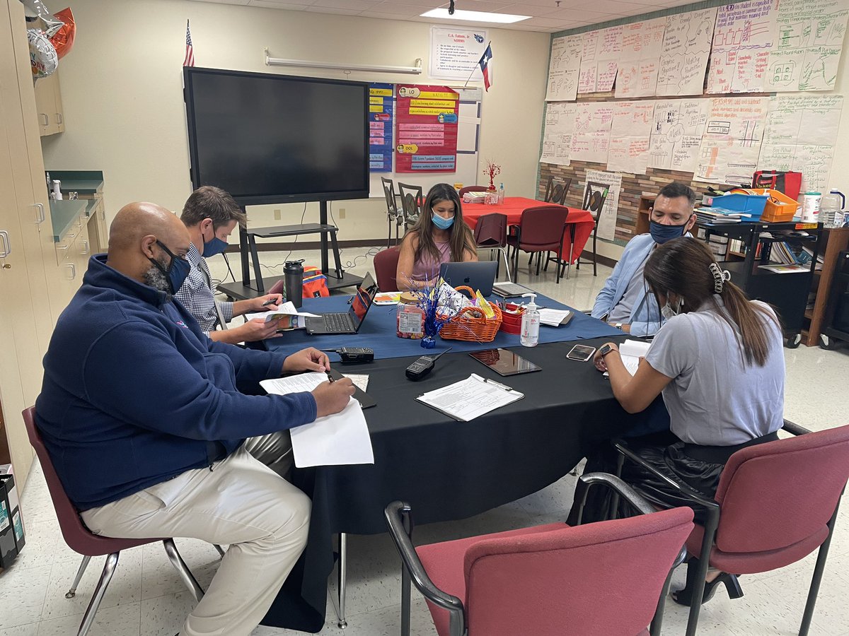 Debriefing and planning after our VL walk! So proud of this TEAM. In pursuit of becoming a model campus for Visible Learning in our amazing district. We can do it!!! #TITANSTRONG <a href="/TatumTitans/">C. A. Tatum Jr. E.S.</a> @AfL_Dallas <a href="/dallasschools/">Dallas ISD</a> <a href="/DMPetters/">Danielle Petters</a> @MRamirezDISD <a href="/reveras11/">Renata Verastegui</a>