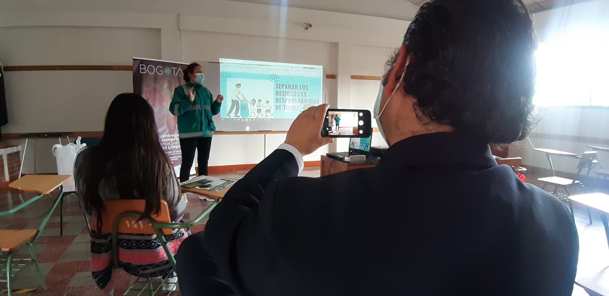 Hoy #NuestroEquipoHumano 🙎🏻‍♂️🙎🏼‍♀️ realizó capacitación 📝 a los integrantes del Proyecto Ambiental Escolar (PRAE) ♻️ del colegio <a href="/Lestonnacbogota/">Colegio Centro Lestonnac Compañía de María</a> y comunidad aledaña, sobre:
✔️ Uso adecuado del contenedor de tapa negra
✔️ Entrega del material aprovechable al reciclado de la zona.