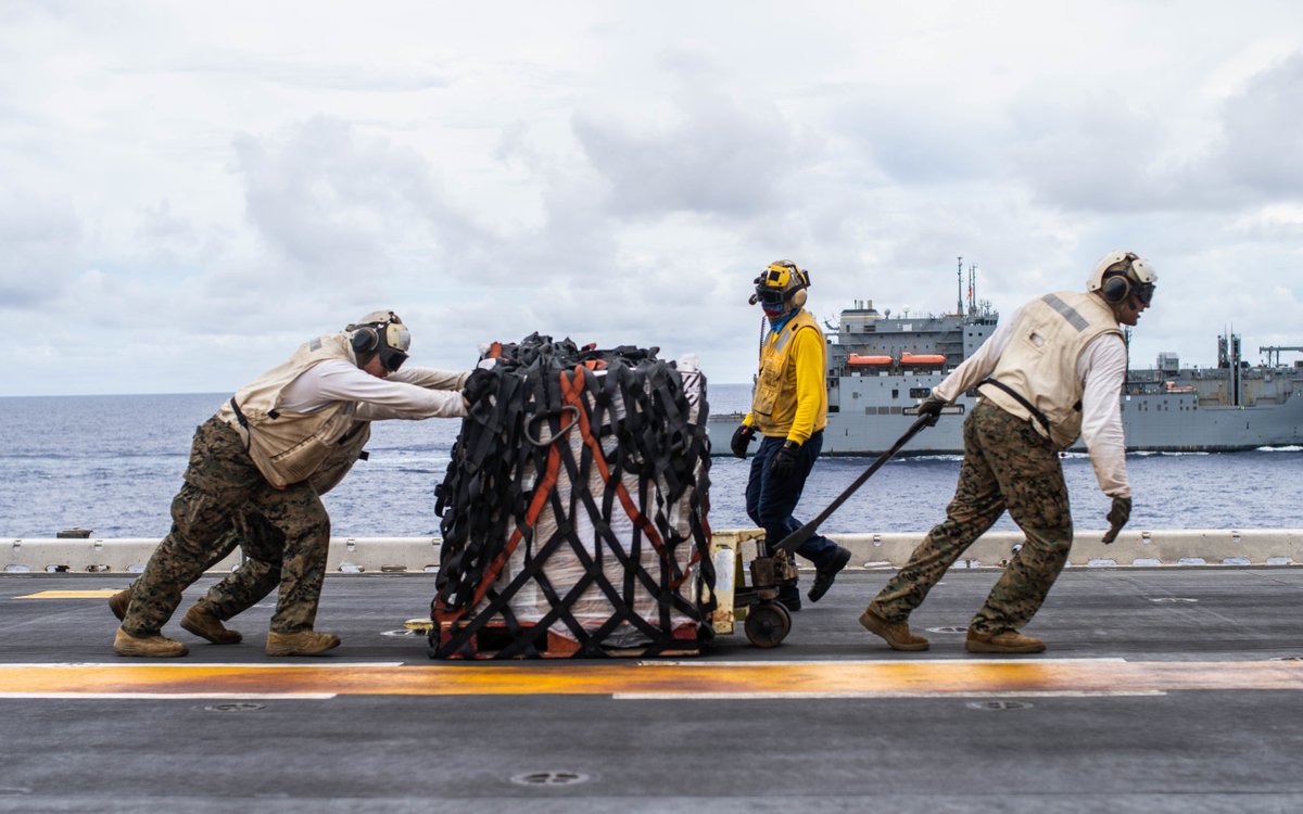 USNavy's tweet image. 1️⃣ #USSBenfold transits the South China Sea near the Spratly Islands.
2️⃣ #USSRonaldReagan @Gipper_76 and 3️⃣ #USSIwoJima conduct #FltOps in @US5thFleet.
4️⃣ @USMC move cargo aboard #USSEssex during an #UNREP in @USPacificFleet.
ℹ️  &amp;amp; 🔽:: go.usa.gov/xM4E3