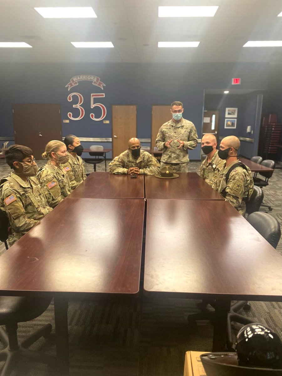 goarmykc's tweet image. Teamwork makes the dream work! A big thanks to @35ENWarriors for lending us a drill sergeant and some trainees to answer our Future Soldiers' questions and prep them for #BasicCombatTraining. 

Best of luck on the start of your Army career!

#GoArmyKansasCity