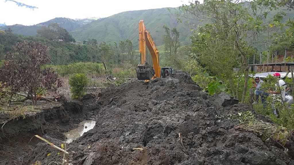 JEHYSONGUZMAN's tweet photo. Seguimos trabajando sin descanso para atender las necesidades de nuestro pueblo, en este sentido el equipo de Aguas de Mérida intensificó los trabajos para avanzar con mayor celeridad en la recuperación del embalse “Wilmer Pérez”, sector La Playa del municipio Rivas Dávila.1/2 https://t.co/uyWc0rrHLP