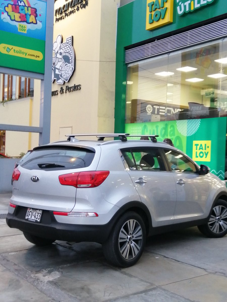 rolobanda's tweet image. Nuevos locales, las mismas arbitrariedades. Cdra 4 Caminos del Inca
Está camioneta bloquea la vereda y el personal de la tienda no le dice nada porque "solo va a comprar una cosita"
¿Hasta cuándo las tiendas no van a asumir las arbitrariedades de sus clientes?
@munisurco1 asume!