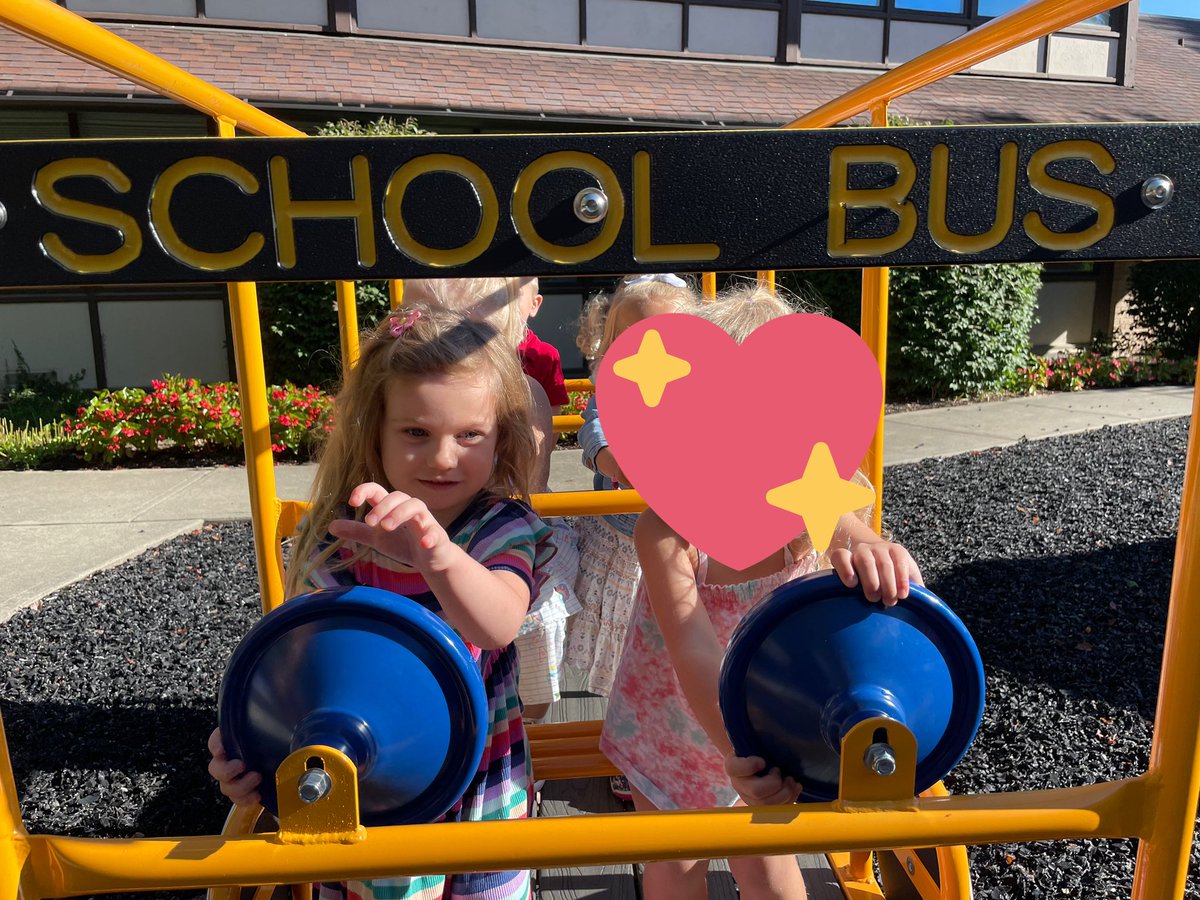 cat0gray's tweet image. Kin’s first day of preschool 🥺💛