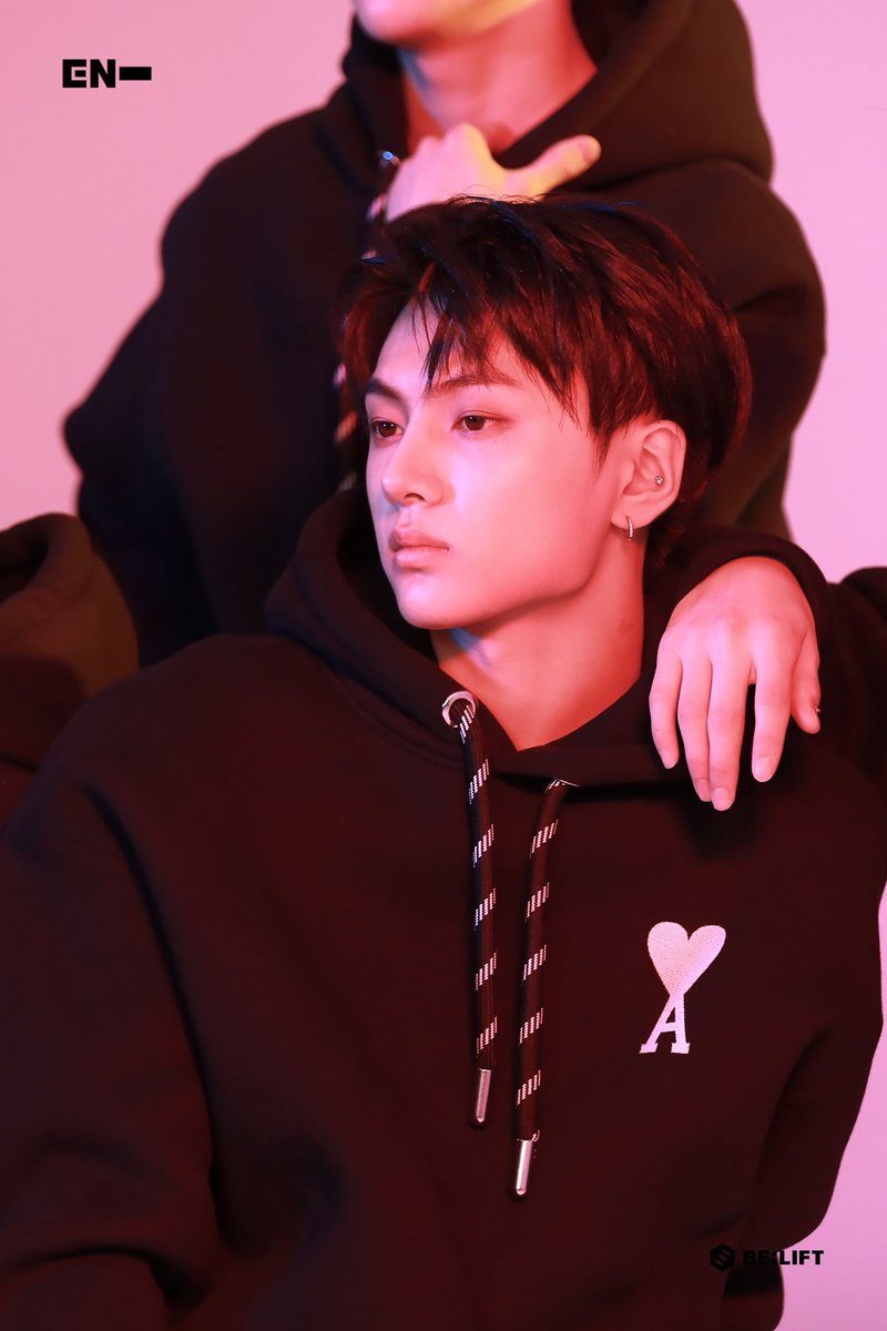 heesasing's tweet image. gue gak tau, kenapa cowok kpop bisa seganteng ini