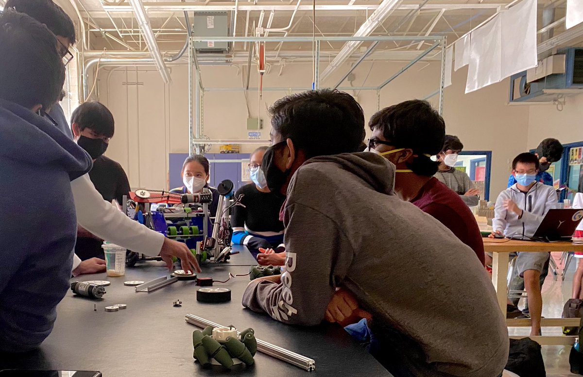 dulles_robotics's tweet image. The first meeting of the year went awesome! Our members participated in an engaging activity where they explored various departments! See y’all next week🦾