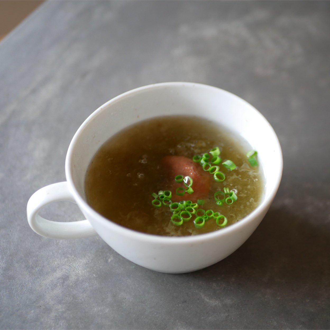 有賀 薫 とろろ昆布とかつお節 梅干しのお吸い物 朝からの雨 あったかいものをお腹に入れたくてお湯をかけるだけのとろろ昆布 汁作りました ふと目についたかつお節も入れたら 昆布の奥からかつお節のアタックを感じるだしに 梅干しとほんの少しの塩で