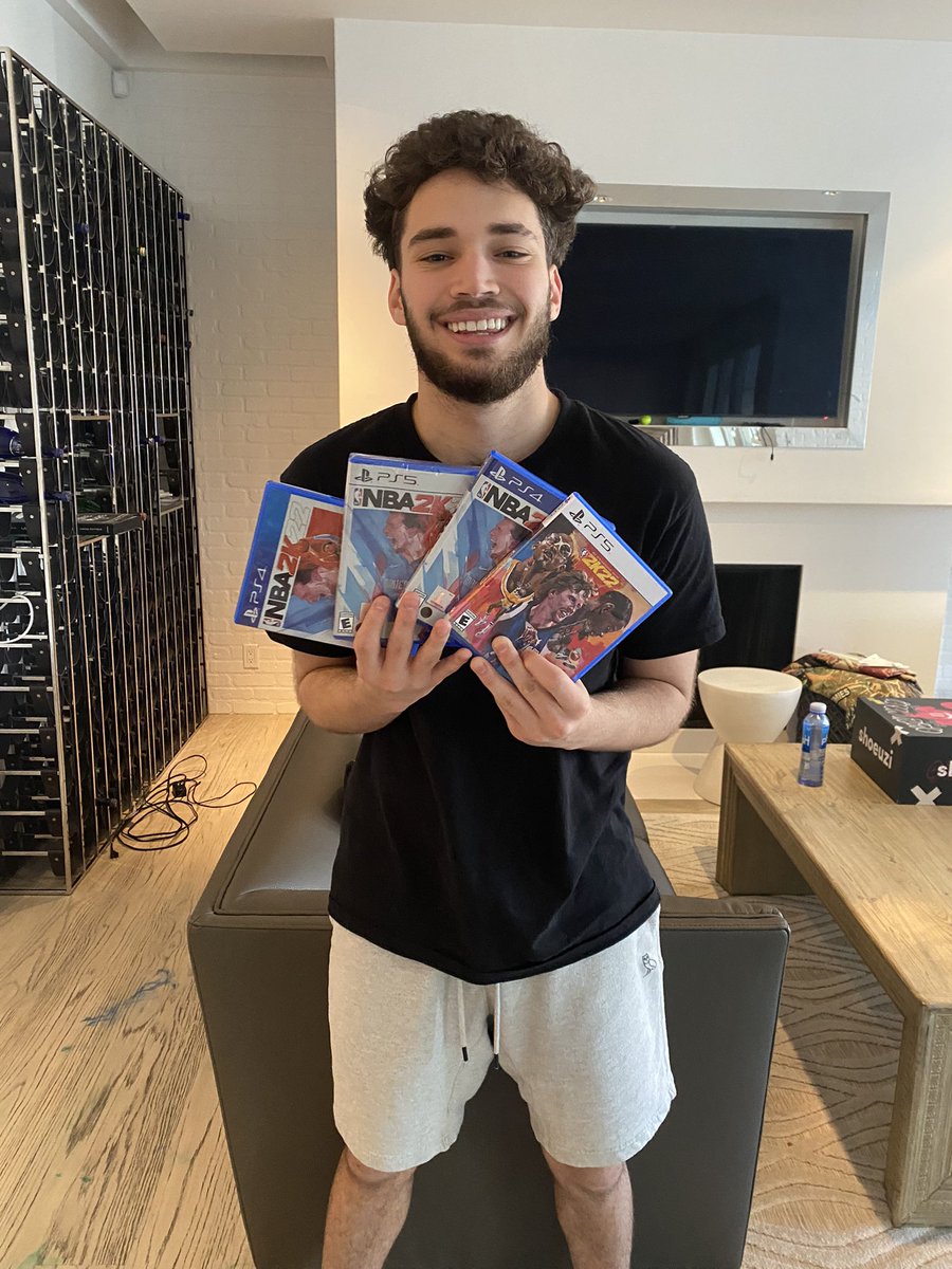 adinross's tweet image. Like this tweet if u want a copy of #nba2k22  Ima Cashapp some of y’all $ for the game and for some VC rn 😈 

Must be following @adinross !!!

Drop your cash tags under this tweet 🔥 

ALSO IM GOING LIVE AT 5AM PST TOMORROW STREAMING THE GAME AS SOON AS SERVERS GO UP. SEE U THEN