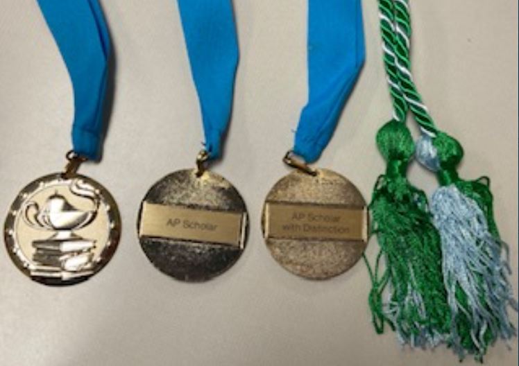 AkinsAPProgram's tweet image. Did you know that students who earn a 3,4,or 5 on an AP exam receive an AP honor cord to wear to graduation?  AP Scholars wear a medal to graduation.  We would love to see you wear these! @AkinsEaglesAVID @AkinsCCC @AkinsAISD