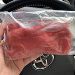 妻が娘に凍らせタオルと間違えて？鮭の切り身を持たせる痛恨のミス!