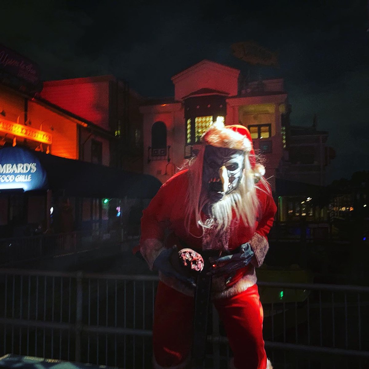 Eddytainment1's tweet image. The #crypttv #scarezone was one of the more scenic and theatrical scarezones with Look-see stealing the show. What was your favorite scrazone at #HHN ? #hhn30 #hhn2021 #hhnforever