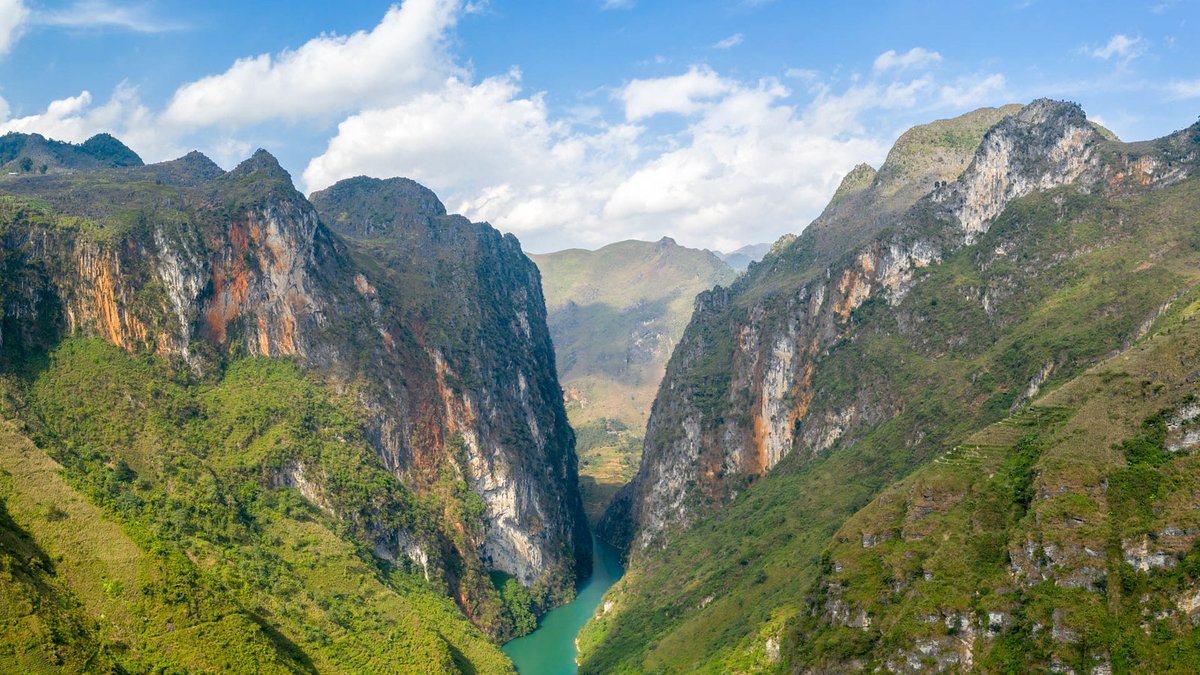 vietmountains's tweet photo. Tu San canyon
Located on Nho Que River in the northern province of Ha Giang which borders China, Tu San is the deepest canyon in Southeast Asia stretching 1.7 kilometers with cliffs as high as 700 - 800 meters.

https://t.co/OXyRdtBtC1

#NaturePhotography #nature #vietmountains https://t.co/2vn5uHJxSS
