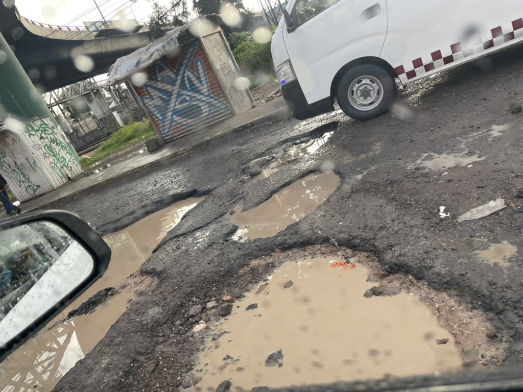 nhjy's tweet photo. Estos baches están sobre Av. del Parque a un costado de Plaza Arkana Norte @ArkanaNorte. Estos baches cada día son más grandes y no tardan en pasar a ser un socavón. #Edomex #CuautitlanIzcalli #baches #foroTV #Noticias #11noticias https://t.co/PyfDjhzIC8