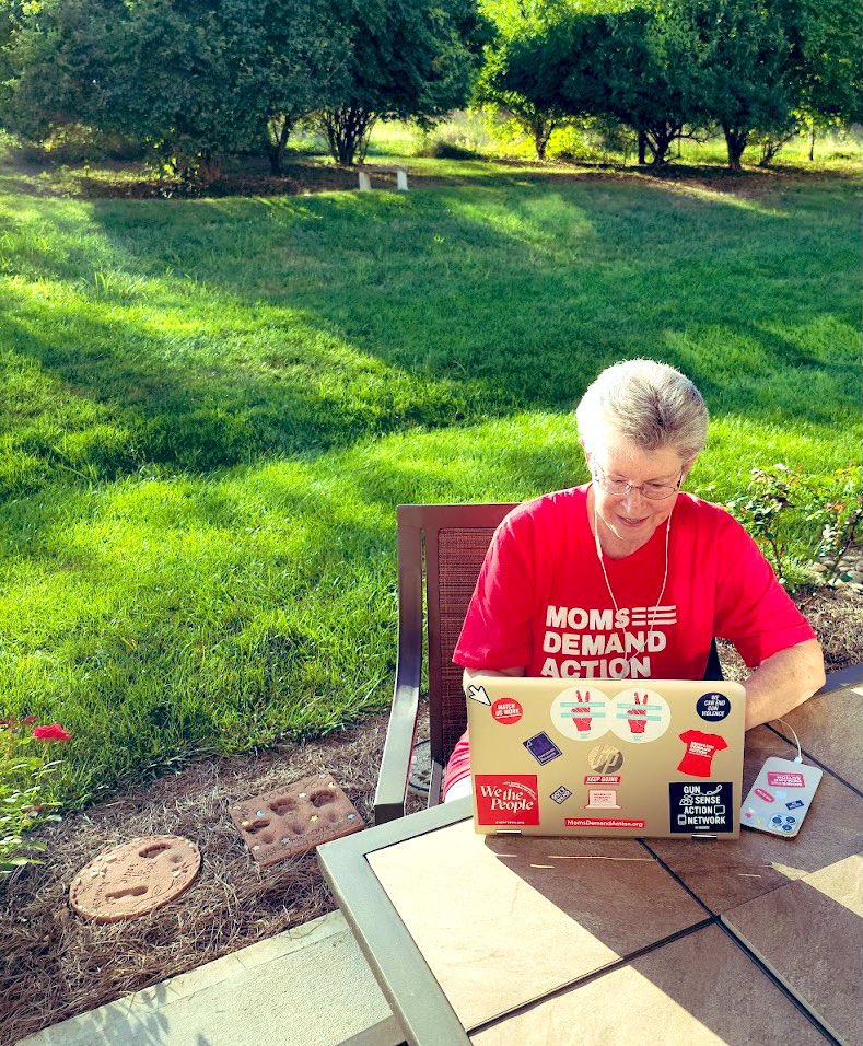 Grabbing that last hour of Midwest🌞sunshine, joining California @MomsDemand huge phone bank! Urging voters to vote NO on the recall for Gov.@GavinNewsom & helping voters make a plan to vote! Great results…& so good to see ALL of you! You got this!#VoteNoOnTheRecall