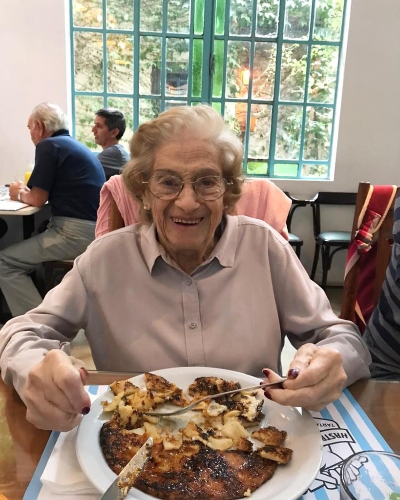 • GRACIAS POR TANTO • Ella es mi Abuela Elsa, las recetas de las masas de las tartas se la debo a ella. 
Desde chiquita era un placer ir a su casa y meterme en su cocina, siempre ese dulce olor a estofado, mezclado con el pan fresco, una radio sonand… instagr.am/p/COq8XJbtj6n/