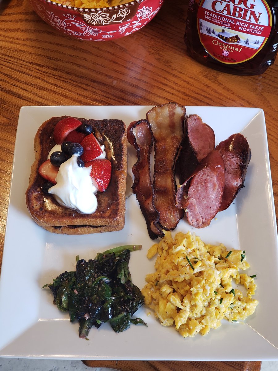 #KitchenistaSundays mothers day edition! @TheKitchenista brioche French toast w/house made cool whip, thick cut bacon, grilled kielbasa, Gordon Ramsay's scrambled eggs with parmesan and garlic. My mom loved it! https://t.co/fMo5FGBVVP