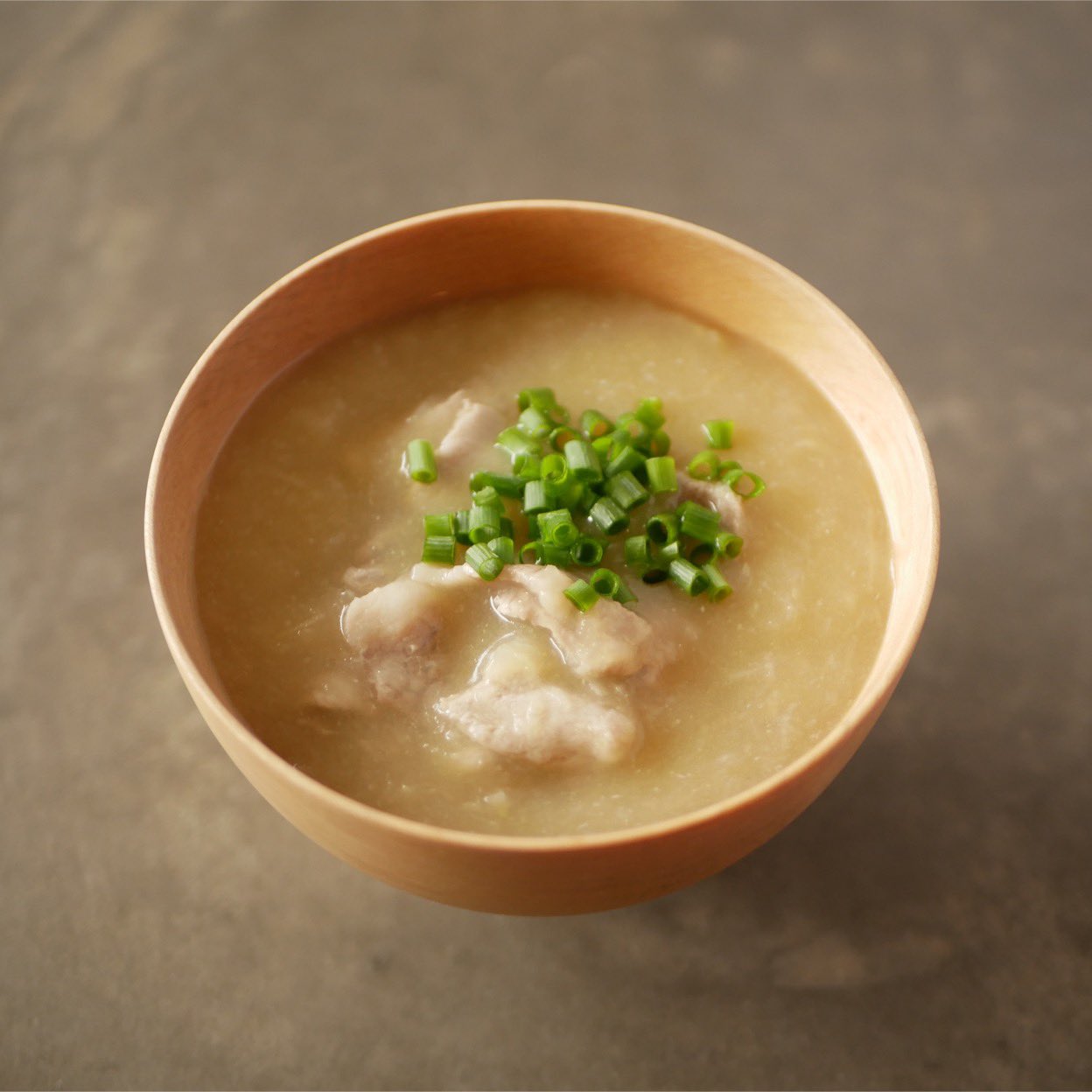 有賀 薫 じゃがいものすり流し豚汁 豚肉を水煮して味噌を溶き じゃがいものすりおろしを入れてとろみをつけます じゃがいも のでんぷんでとろみがついて 風味豊かなポタージュ風 じゃがいもの甘みを生かして味噌は控えめです ぽってりと仕上げ