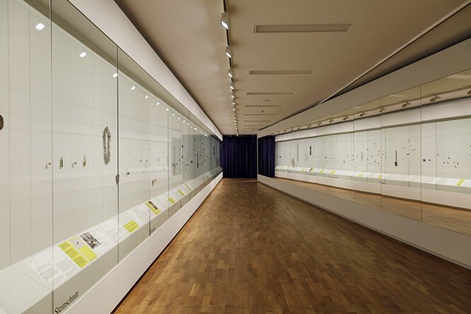 mucstadtmuseum's tweet image. #mstmlive Morgen, 10. Mai um 17 Uhr: Zum 1. Mal senden wir im Instagram-#Livestream aus unserer aktuellen Sonderausstellung #mucschmuck. Wie interpretieren Schmuck-Künstler*innen die Techniken, Motive oder Themen aus der Sammlung Münchner Schmuck (1880er-1930er) heute?