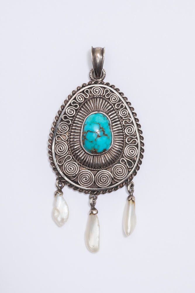 mucstadtmuseum's tweet image. #mstmlive Morgen, 10. Mai um 17 Uhr: Zum 1. Mal senden wir im Instagram-#Livestream aus unserer aktuellen Sonderausstellung #mucschmuck. Wie interpretieren Schmuck-Künstler*innen die Techniken, Motive oder Themen aus der Sammlung Münchner Schmuck (1880er-1930er) heute?