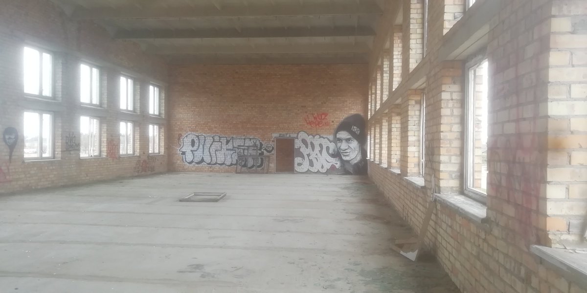 AlksneR's tweet image. Biju nobraukusi uz Saldu. Nav foto ar Rozentāla tēliem pie baznīcas. Tie bija super, bet ne manam  telefonam, kas iet uz galu. :) Arī šī māksla pamestā ēkā rūpniecības zonā nav pelnījusi tik sliktu attēlu. Jābrauc pašiem skatīties.