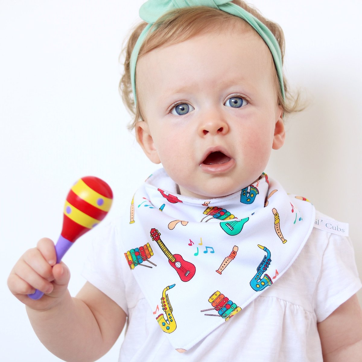 Fun dribble bib featuring a selection of baby musical instruments. Perfect for rhyme time!
