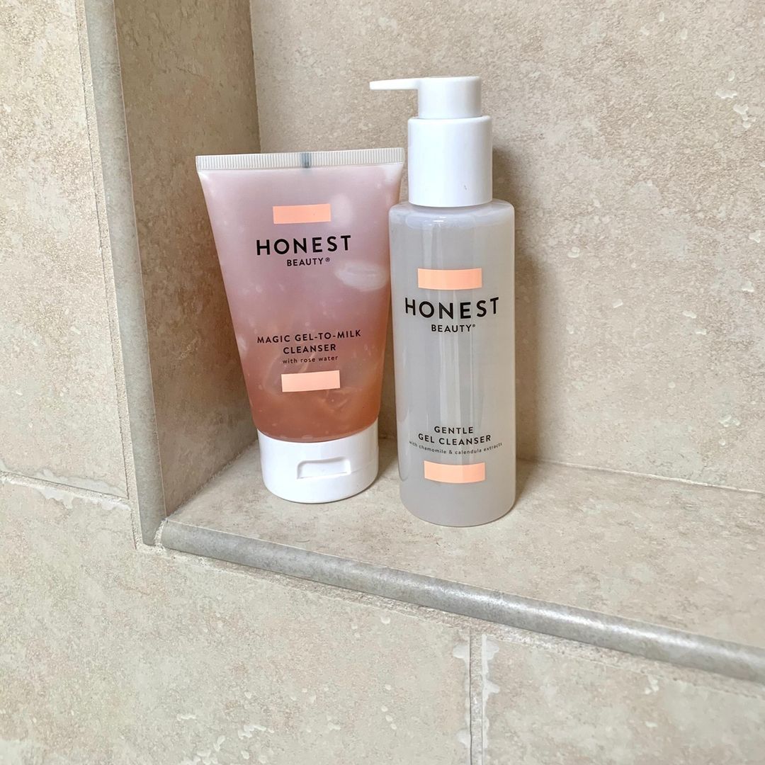 Honest_Beauty's tweet photo. We don’t know who needs to hear this but don’t forget to double cleanse. 👏

Step 1: Use a gel cleanser to remove dirt, makeup and pollutants.
Step 2: Gently cleanse with a lathering cleanser to get deeper into pores.

#CleanBeautyThatWorks https://t.co/KYsTTBkvOB
