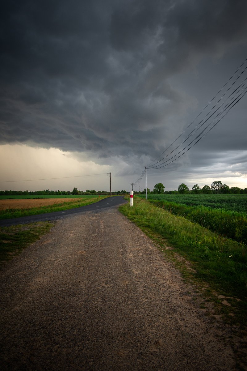 📸 Une cellule d'orage de faible intensité électrique captée à proximité de Saint-Berthevin le 09/05/21 ⚡️ #orage #mayenne #mayenneorages