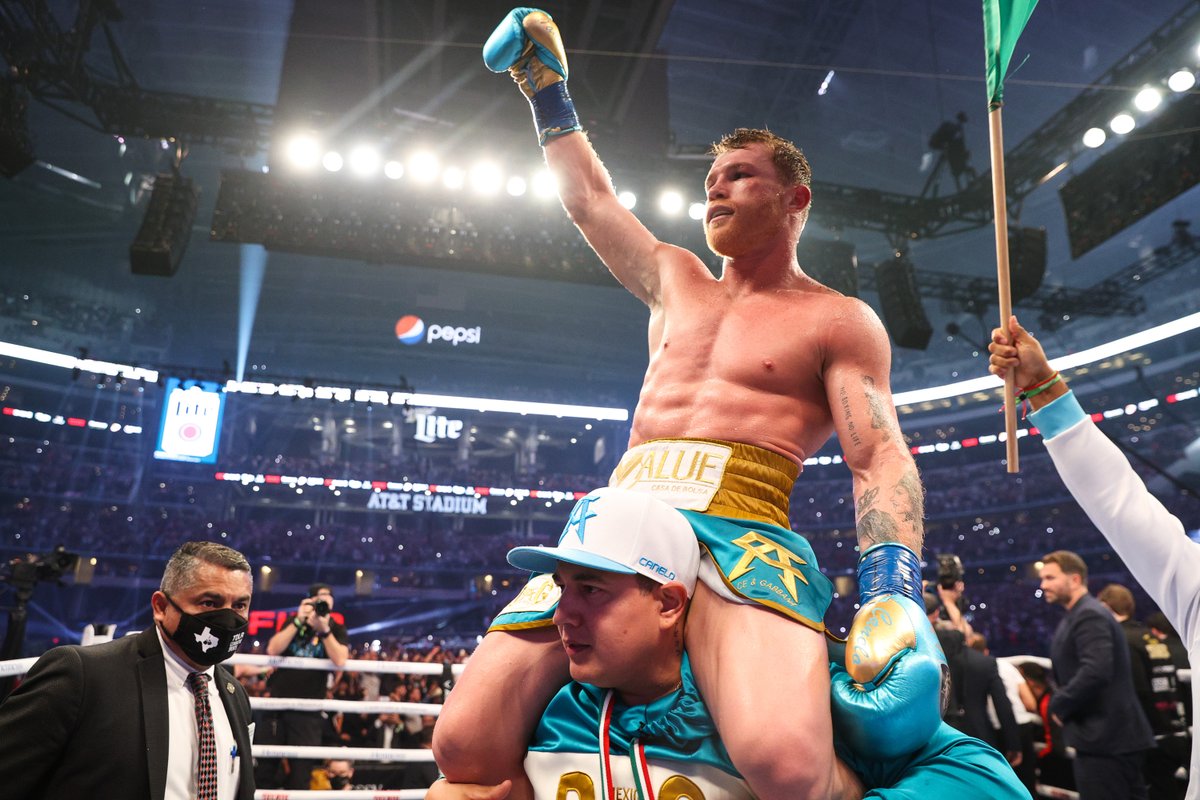 Canelo's tweet photo. 🇲🇽 Gracias a las más de 70,000 personas que me acompañaron, esto va por ustedes y por todo México. 

🇺🇸 Thanks to the more of 70,000 people that joined me, this goes out to all of you and for Mexico. #CaneloSaunders 

✅ WBO
✅ WBC
✅ WBA
✅ The Ring Super Middleweight https://t.co/ZYudjjfll8