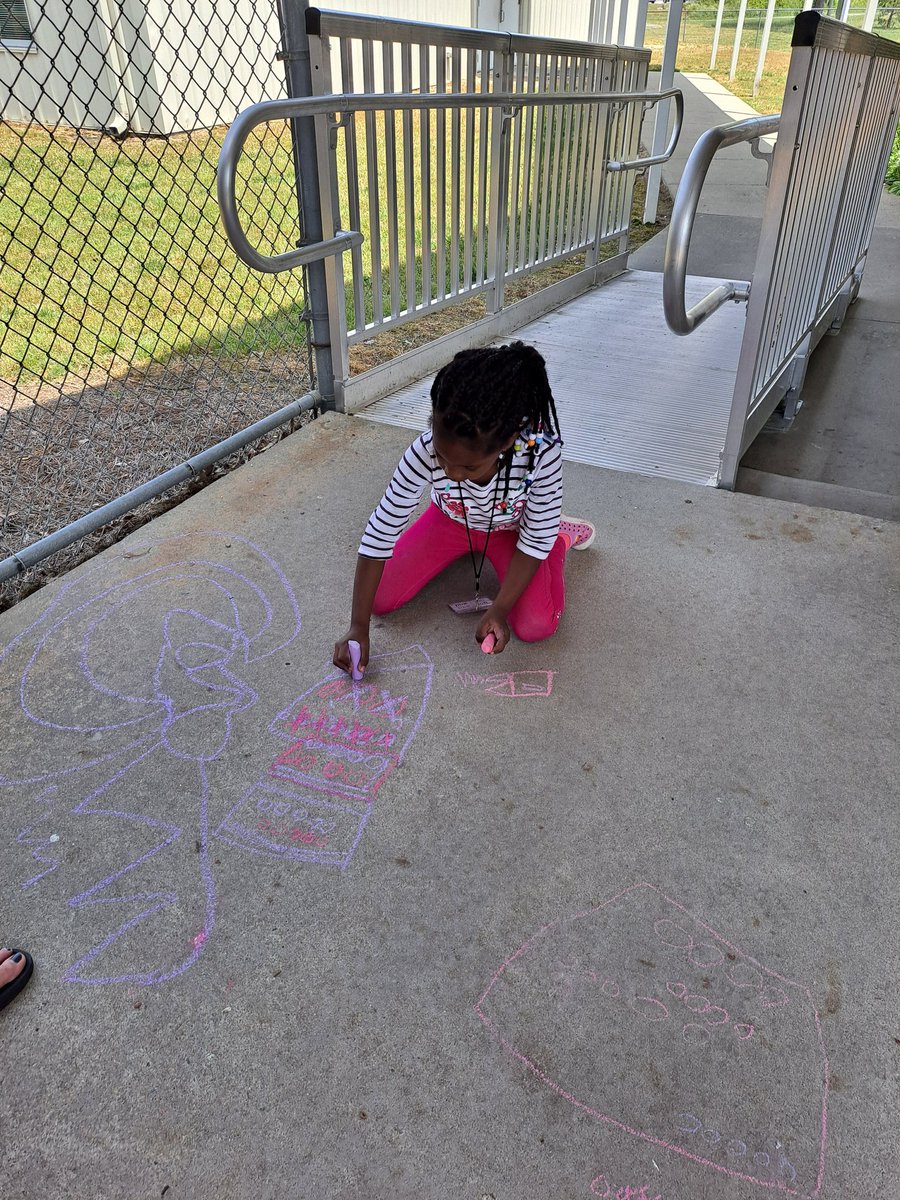 EasternElement4's tweet photo. Mrs. Stillings enjoyed the great weather by doing chalk math with her scholars. #eespride https://t.co/NSb12xm0oV