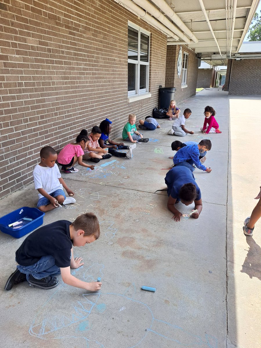 EasternElement4's tweet photo. Mrs. Stillings enjoyed the great weather by doing chalk math with her scholars. #eespride https://t.co/NSb12xm0oV