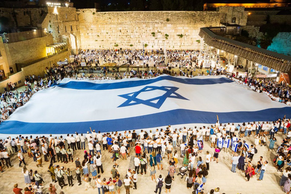 maibortpetit's tweet photo. $Jerusalén: Foto, #Israel celebra esta noche #YomYerushalayim, que conmemora la reunificación de la ciudad, con una bandera enorme develada en el #Kosel. https://t.co/yToIQrCKqw