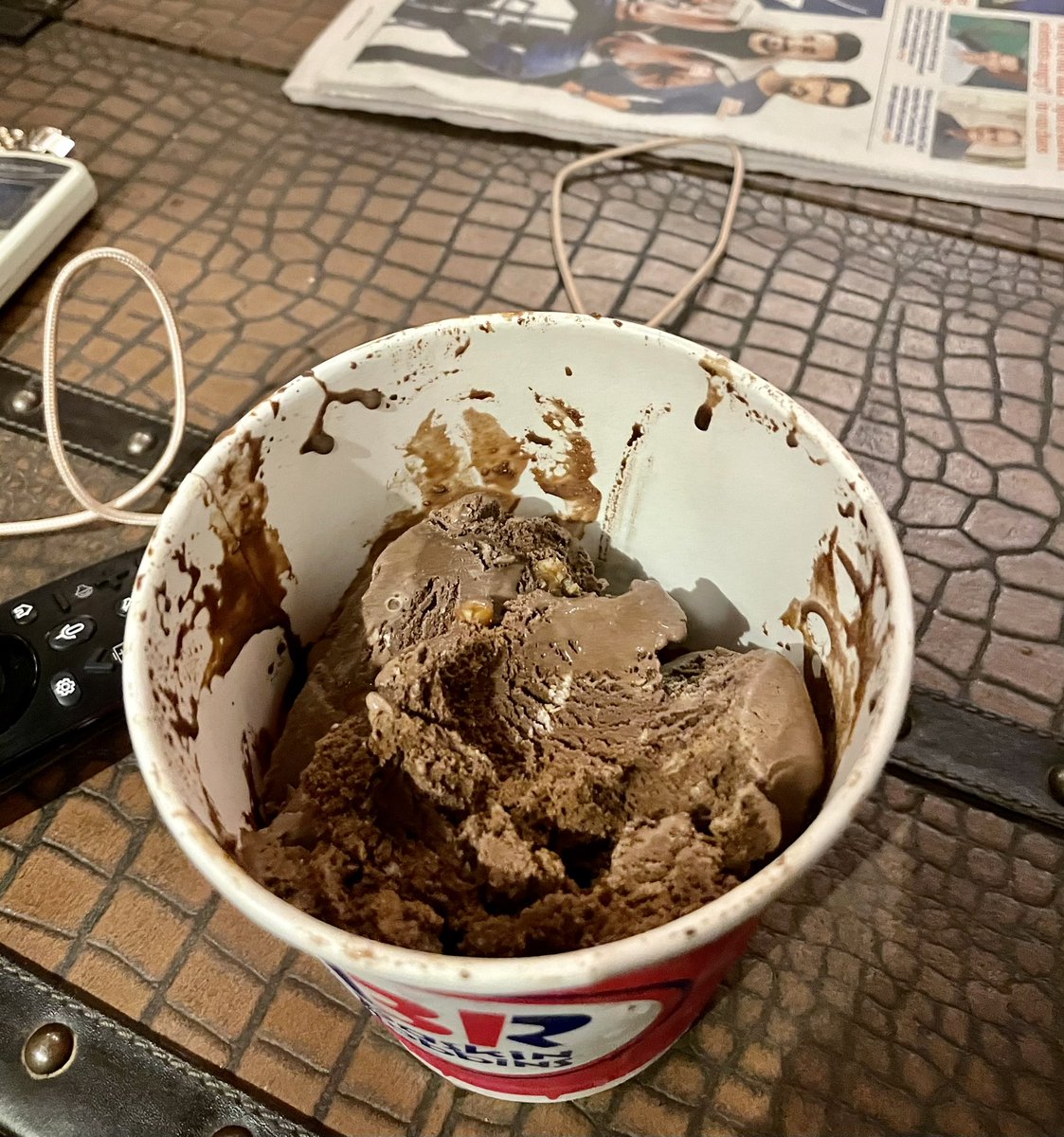 C’mon <a href="/BaskinRobbinsIn/">Baskin Robbins India</a> , Bandra. You can do better than lazily filling up a 1 litre tub with barely 750 ml on a Mother’s Day late night order. #disappointed