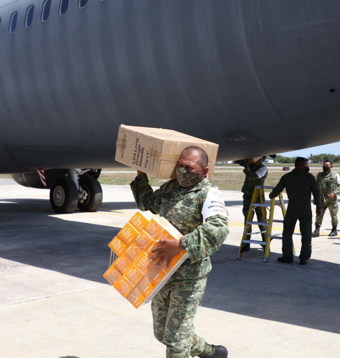 MauVila's tweet photo. Llegaron a #Yucatán 60,000 vacunas contra el Coronavirus para aplicar la segunda dosis de adultos mayores en municipios que se darán a conocer próximamente. Estamos trabajando coordinadamente con el @GobiernoMX y las Fuerzas Armadas para cuidar la salud de los yucatecos. https://t.co/zK7GDYm8Bj