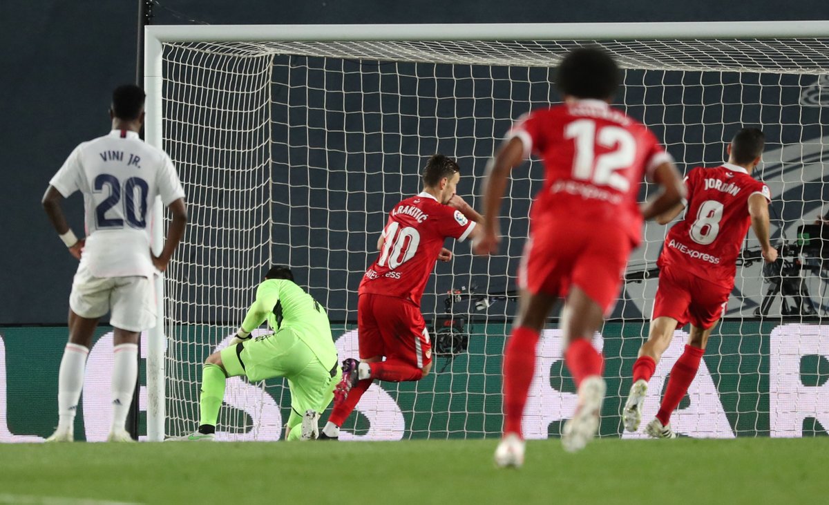 Gol's tweet image. 🤔¿Es penalti a favor del Sevilla FC?

🔁 RT - SÍ
❤️ FAV - NO

🔥 ¡A las 22:45 vemos TODA la POLÉMICA del #RealMadridSevillaFC! 

📺 #DirectosAPorLaLiga