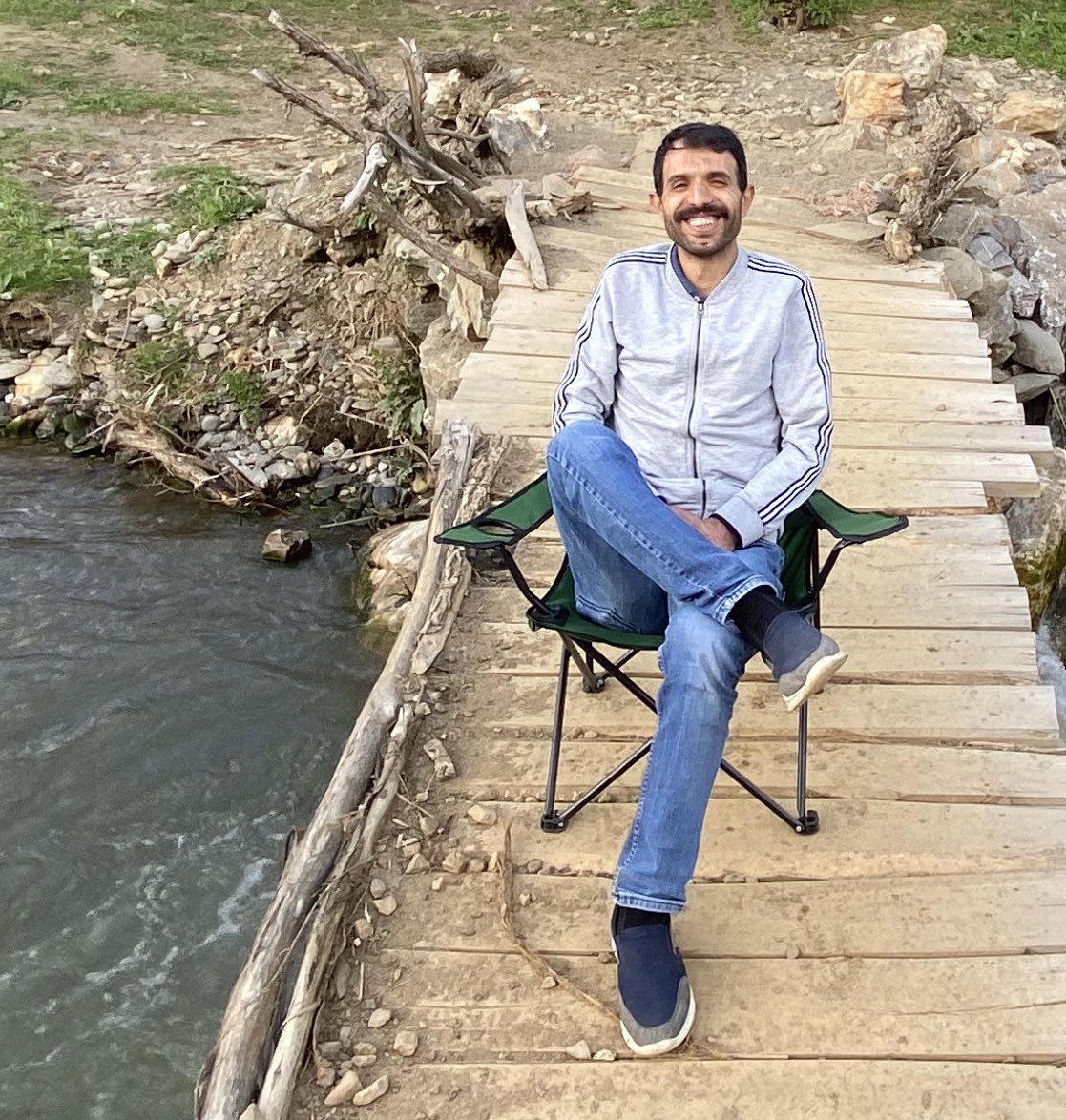 Tüm kripto para borsalarında hesabı var.
Tüm alt coinleri tanır her defasında ben demiştim olur. 
Bir gün zengin olacağına inanır. 
Kripto para piyasalarında ki mal varlığı ise 40$.  @vsf_542