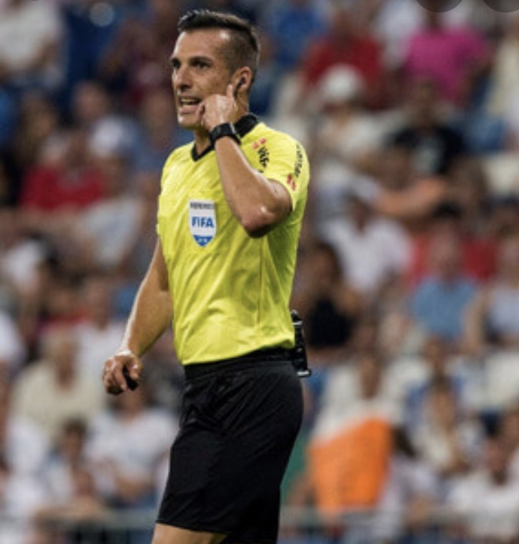 AngelGeloRMCF's tweet photo. Joder, penalti a favor del Madrid y expulsión, se llevan la liga, que hacemos?
Sujétame el cubata que me voy al otro área y les pito penalti en contra.
No hay huevos
Que no? https://t.co/Lc05mQKorq