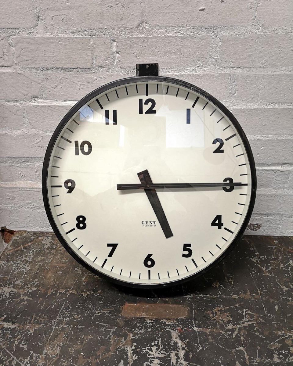 RagAndBoneBros's tweet image. Vintage 1940s Industrial Station Clock By Gents Of Leicester. Available online now at ragandbonebros.co.uk ( link in bio )  #vintage #vintageindustrial #factoryclock #stationclock #gentsofleicester #gentsclock #ragandbonebros #raggingandboning #canweragandboneyou