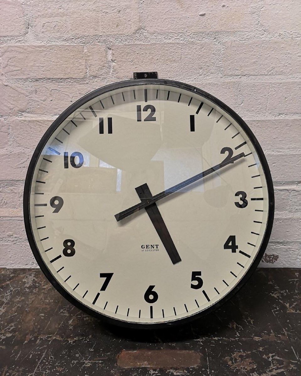 RagAndBoneBros's tweet image. Vintage 1940s Industrial Station Clock By Gents Of Leicester. Available online now at ragandbonebros.co.uk ( link in bio )  #vintage #vintageindustrial #factoryclock #stationclock #gentsofleicester #gentsclock #ragandbonebros #raggingandboning #canweragandboneyou