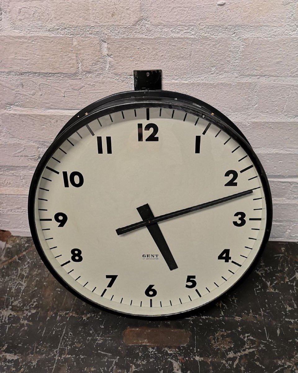 RagAndBoneBros's tweet image. Vintage 1940s Industrial Station Clock By Gents Of Leicester. Available online now at ragandbonebros.co.uk ( link in bio )  #vintage #vintageindustrial #factoryclock #stationclock #gentsofleicester #gentsclock #ragandbonebros #raggingandboning #canweragandboneyou
