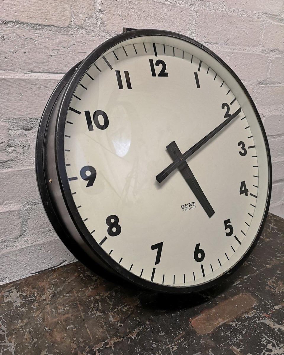RagAndBoneBros's tweet image. Vintage 1940s Industrial Station Clock By Gents Of Leicester. Available online now at ragandbonebros.co.uk ( link in bio )  #vintage #vintageindustrial #factoryclock #stationclock #gentsofleicester #gentsclock #ragandbonebros #raggingandboning #canweragandboneyou