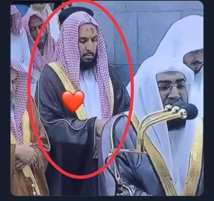 Est-ce-que tu le connais? L'homme qui se tient toujours derrière les Imams de Masjed Al-Haram que nous voyons dans les vidéos.