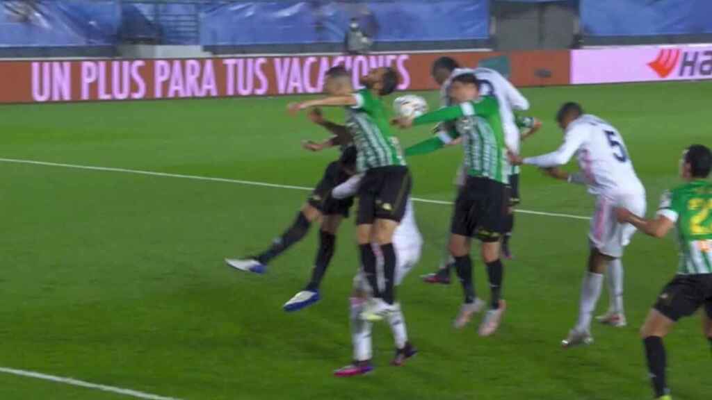 JLSanchez78's tweet image. ⛔ Todas estas manos 
NO FUERON PENALTI 

⛔ Estas manos deciden la Liga